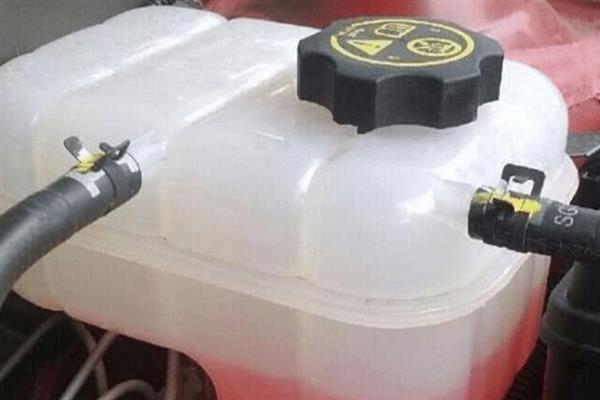 冬季如何使用农机防冻液，加注防冻液前应先冷却系统的水垢