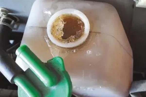 冬季如何使用农机防冻液，加注防冻液前应先冷却系统的水垢