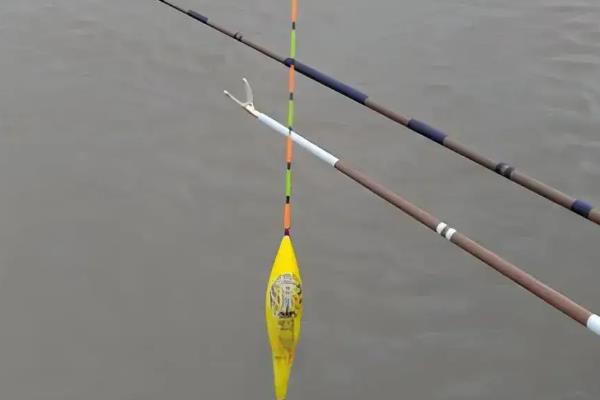 春季钓鱼用红虫好还是蚯蚓好，早春钓鱼建议用红虫