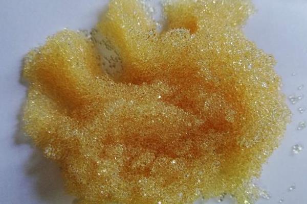 鱼缸怎么清洗水垢，可以用纸巾沾一点牙膏涂抹水垢