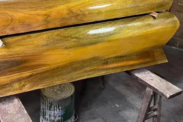 红木和金丝楠木哪个贵，金丝楠木要比红木贵一些