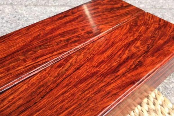 红木和金丝楠木哪个贵，金丝楠木要比红木贵一些