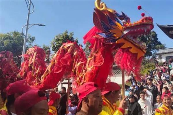 重阳节吃什么传统食物，可以吃菊花酒、羊肉面等