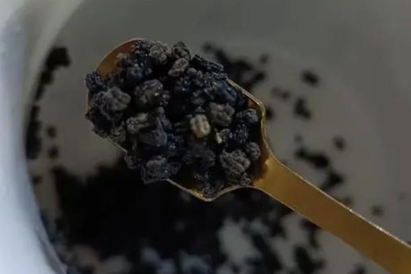 蚕沙能否直接拌土养花，直接使用容易烧根