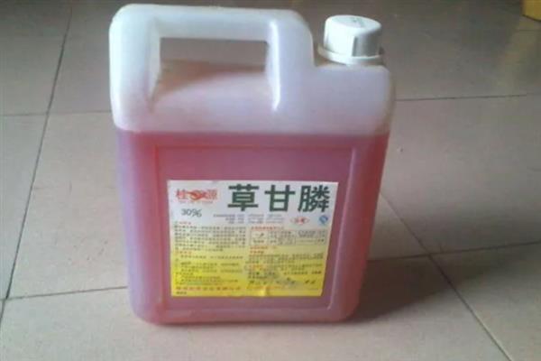 30％的草甘膦与水的配比，每200毫升药液兑水30斤