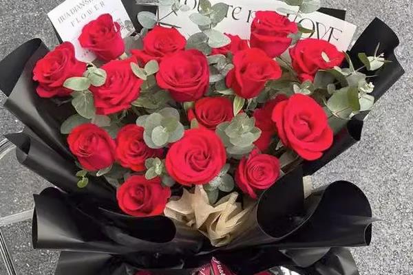 第一次约会适合送什么花，可选择玫瑰花、百合花等