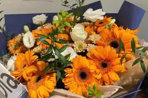 第一次约会适合送什么花，可选择玫瑰花、百合花等