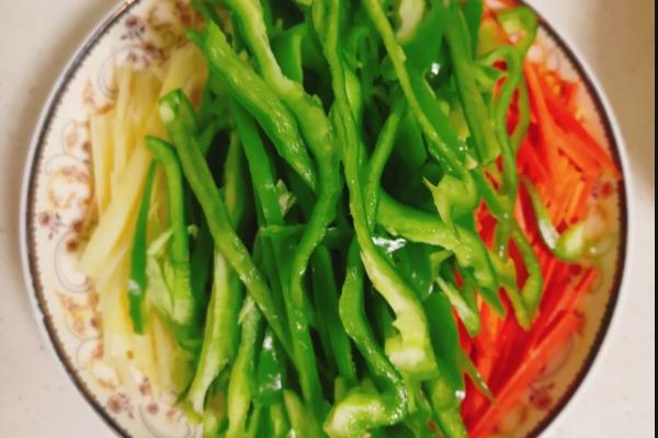 鸡有哪些内脏，主要有鸡肺、鸡心、鸡肝等器官