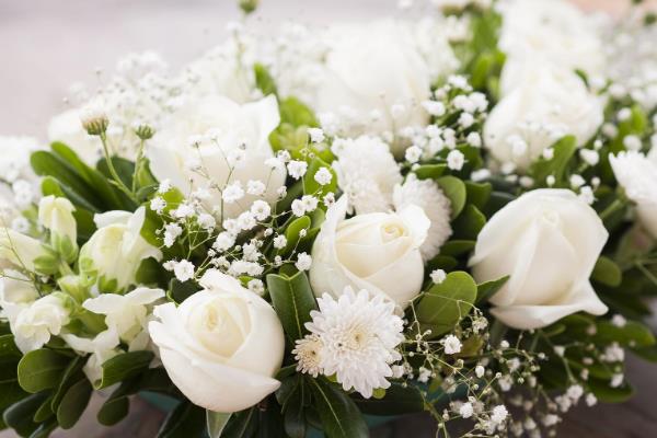 白玫瑰为什么不能随便送人,白色在我国常用于对逝者的哀思