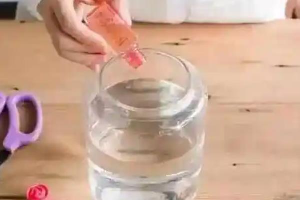 鲜花插水里烂根怎么处理，需将腐烂的根须全部剪掉