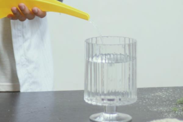 鲜花插水里烂根怎么处理，需将腐烂的根须全部剪掉