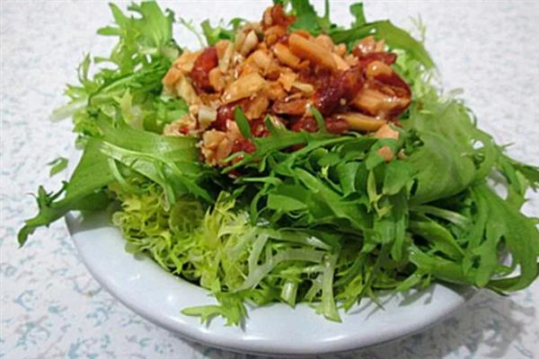 菊苣的食用方法，将叶片洗净后可用来炒食、凉拌或煮汤