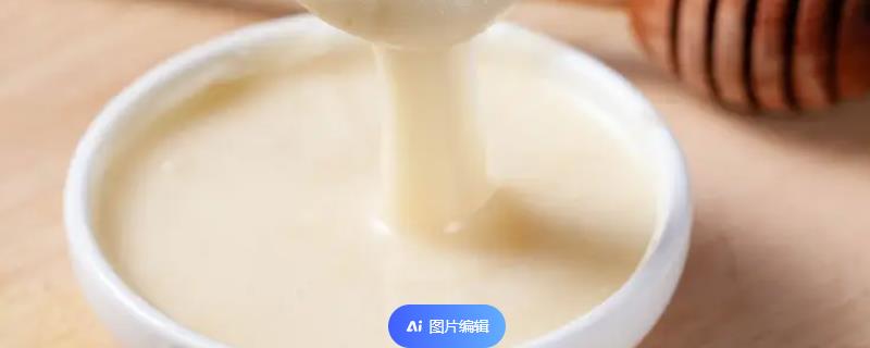 正宗椴树蜜的外观，呈水白色透明粘稠状、具有油脂光泽