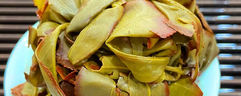 漳平水仙茶有什么特点，茶叶较厚呈乌绿色、富含水分、茶汤呈金黄色等颜色