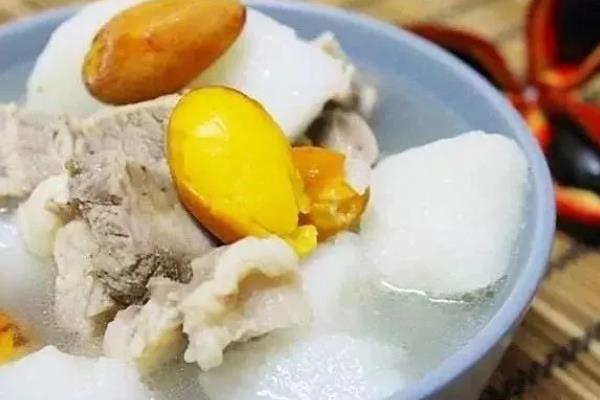 怎么吃露兜树的果实，可剥皮直接食用或榨汁等