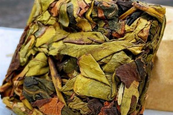 漳平水仙茶有什么特点，茶叶较厚呈乌绿色、富含水分、茶汤呈金黄色等颜色