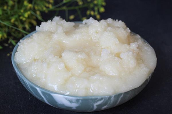正宗椴树蜜的外观，呈水白色透明粘稠状、具有油脂光泽