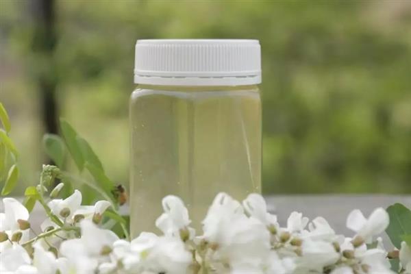 洋槐蜜和百花蜜的价格，前者一斤要50-70元、后者的价格取决于酿蜜蜂种