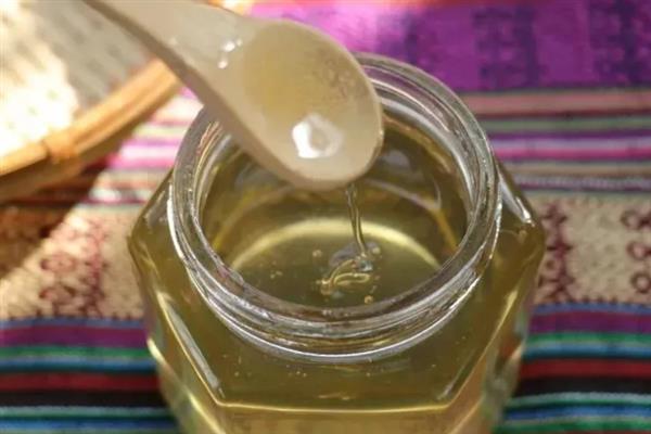 洋槐蜜和百花蜜的价格，前者一斤要50-70元、后者的价格取决于酿蜜蜂种