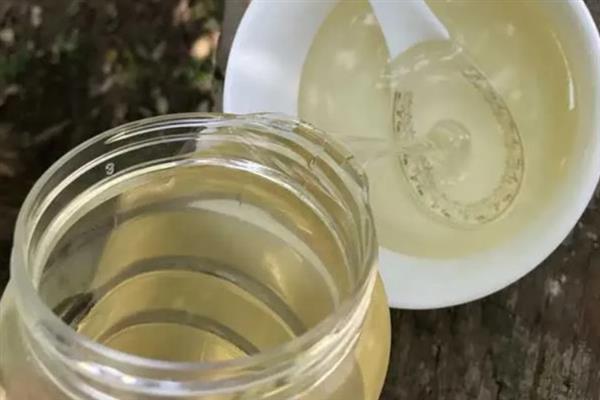 洋槐蜜和百花蜜的价格，前者一斤要50-70元、后者的价格取决于酿蜜蜂种