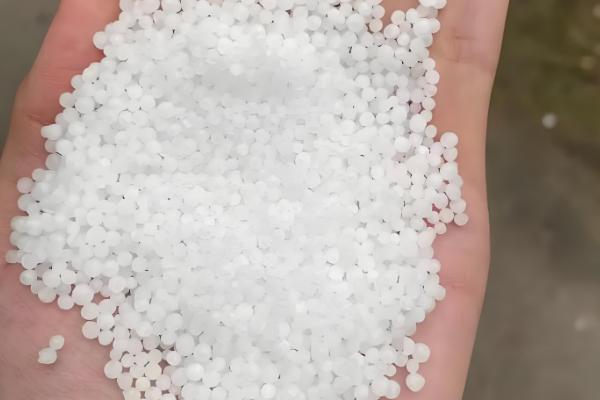 碳铵与尿素有什么区别，肥效速度、肥效差异等方面都不同