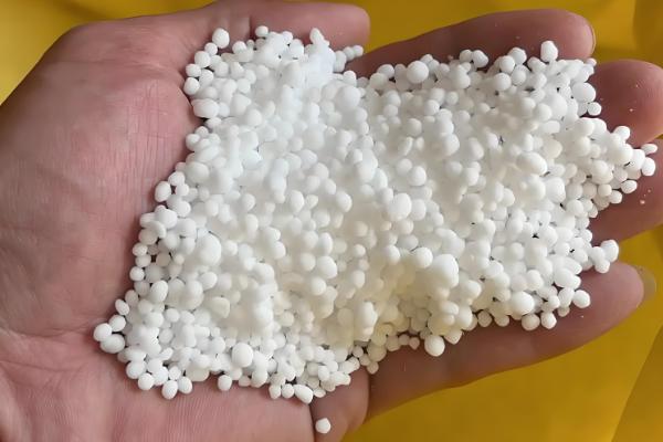 碳铵与尿素有什么区别，肥效速度、肥效差异等方面都不同