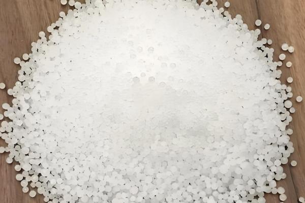 碳铵与尿素有什么区别，肥效速度、肥效差异等方面都不同