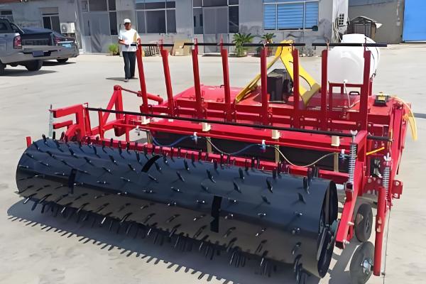 大蒜播种机的工作原理，采用地轮传动及支重控制播种深度