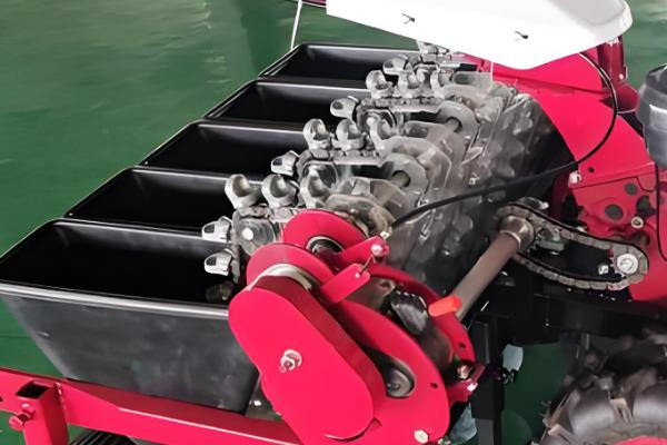 大蒜播种机的工作原理，采用地轮传动及支重控制播种深度