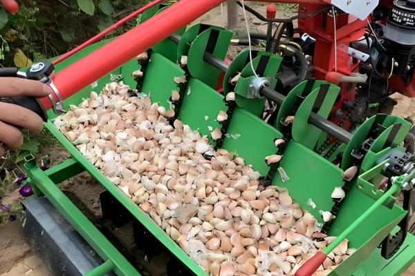 大蒜播种机的工作原理，采用地轮传动及支重控制播种深度