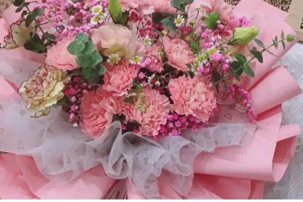 康乃馨的赠送对象，母亲、爱人、恋人均可赠送