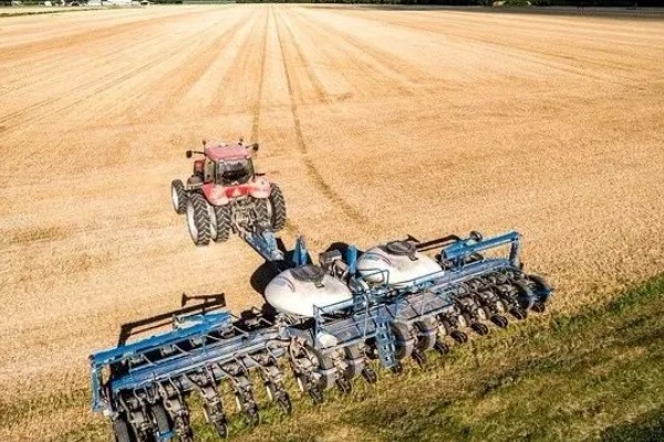 美国农业发展的不利和有利条件，其农业机械化水平较高