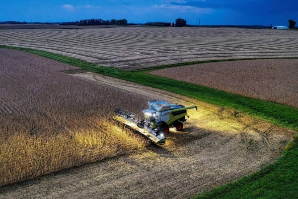 美国农业发展的不利和有利条件，其农业机械化水平较高