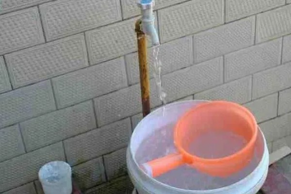 给金鱼换自来水要做什么处理，暴晒2-3天可以消除氯气