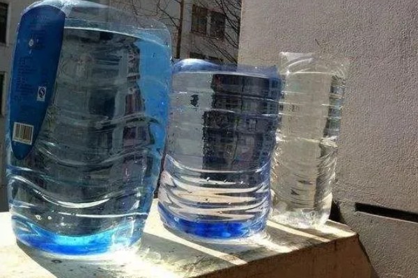 给金鱼换自来水要做什么处理，暴晒2-3天可以消除氯气