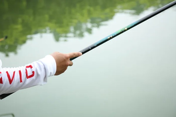 台钓竿的特点,具有竿节长、竿节少等特点