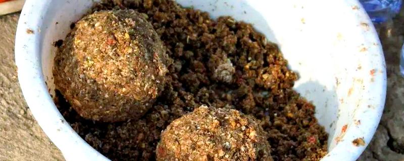 野钓鲤鱼打窝技巧，可以用发酵五谷杂粮打窝