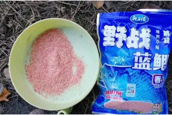 野钓鲫鱼用什么饵料,蚯蚓、红虫、野战蓝鲫等鱼饵都是适宜选择