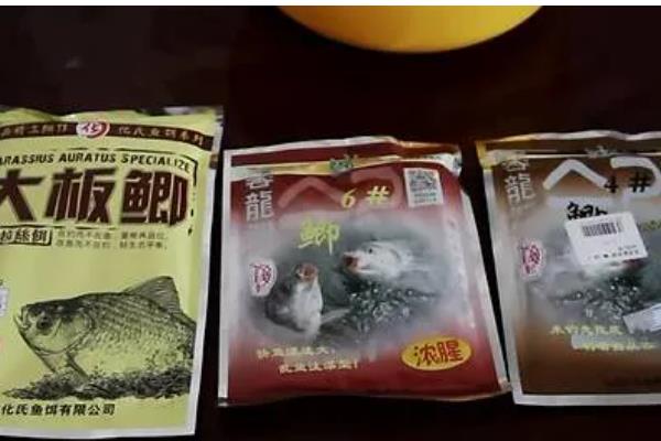 野钓鲫鱼用什么饵料,蚯蚓、红虫、野战蓝鲫等鱼饵都是适宜选择
