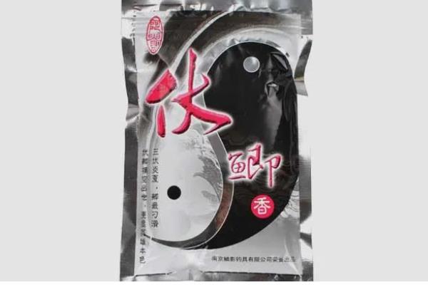 野钓鲫鱼用什么饵料,蚯蚓、红虫、野战蓝鲫等鱼饵都是适宜选择