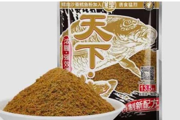 野钓鲫鱼用什么饵料,蚯蚓、红虫、野战蓝鲫等鱼饵都是适宜选择