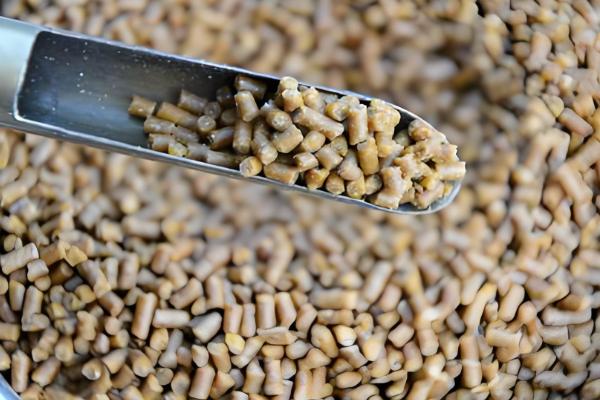 羊饲料的配制，原料包括玉米粉、草粉等