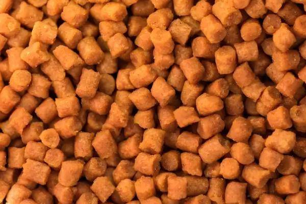 羊饲料的配制，原料包括玉米粉、草粉等