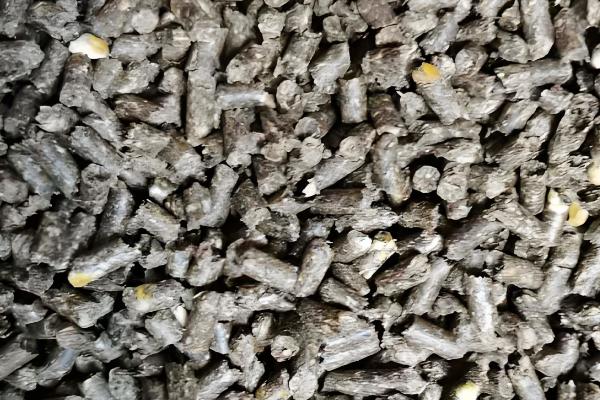 羊饲料的配制，原料包括玉米粉、草粉等