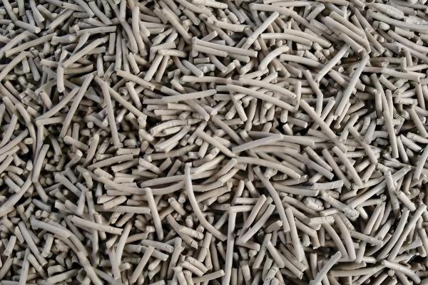 羊饲料的配制，原料包括玉米粉、草粉等