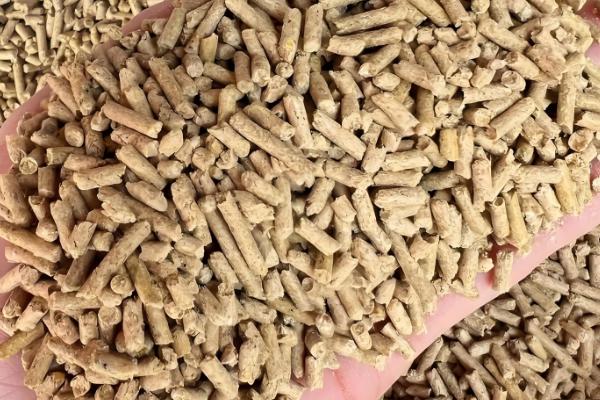 羊饲料的配制，原料包括玉米粉、草粉等