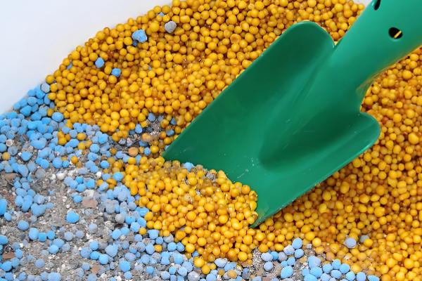 复合肥的使用方法,作为基肥亩施30-40公斤