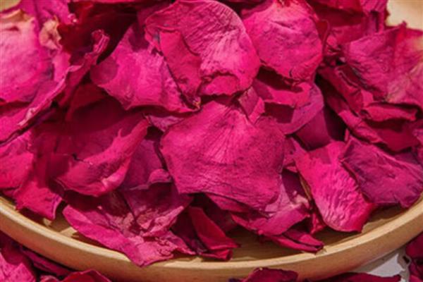 玫瑰花瓣的用途，可制作玫瑰花茶