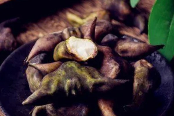 菱角的剥壳方法,先煮后剥更简单