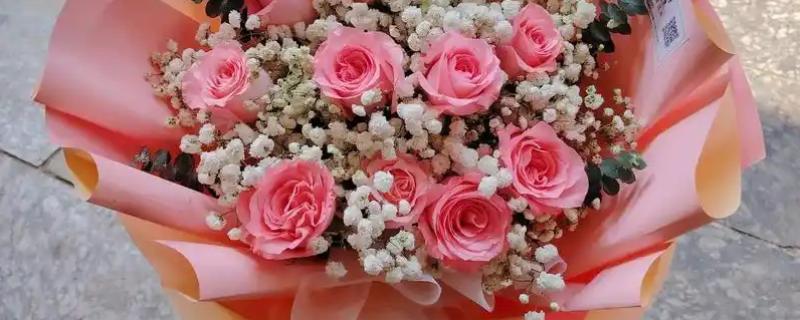 粉玫瑰的花语，寓意初恋、感动等